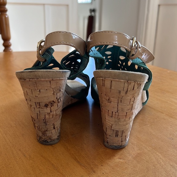 🦚Anne Klein Floral Cut Out Wedges - Picture 4 of 7